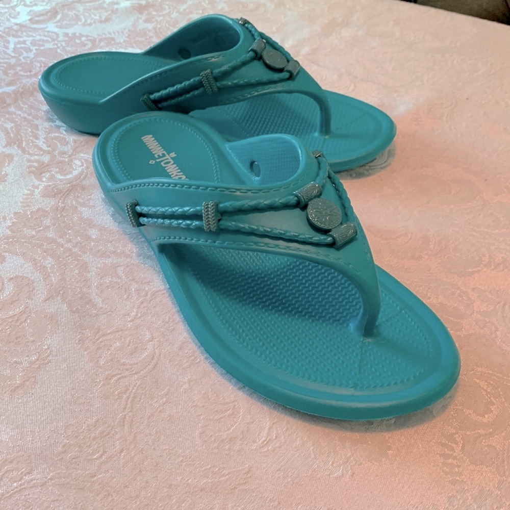 Minnie Tonka, turquoise sandals